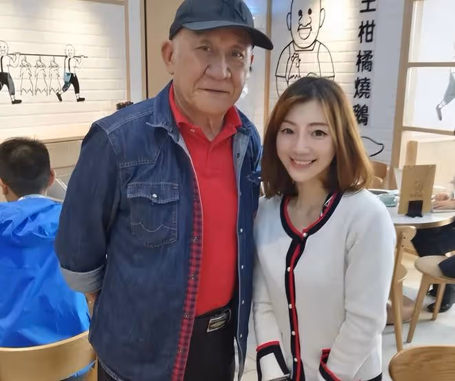 36歲女星轉行賣房子!裹浴巾介紹豪宅惹爭議,網友批評其有失專業