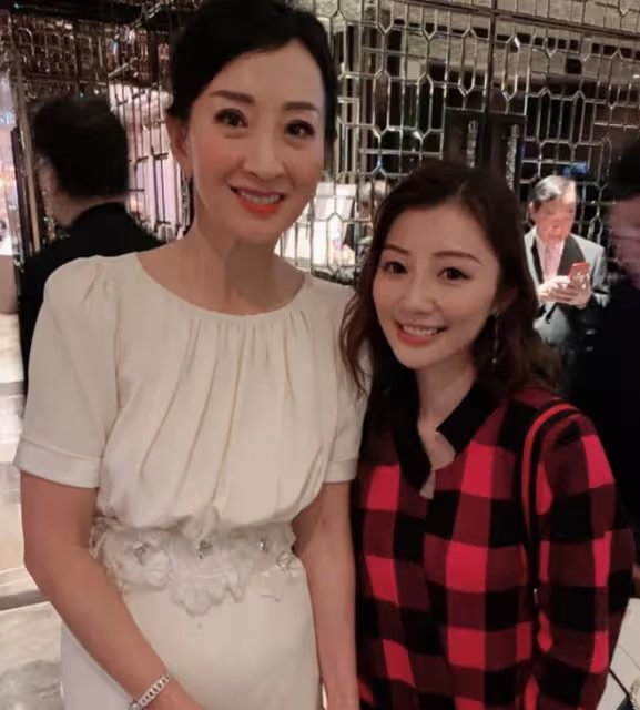 36歲女星轉行賣房子!裹浴巾介紹豪宅惹爭議,網友批評其有失專業
