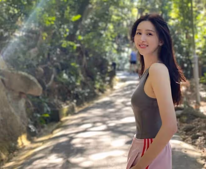 33歲港姐何傲兒秀身材!凹凸有致曲線完美,曾與大51歲富豪傳緋聞