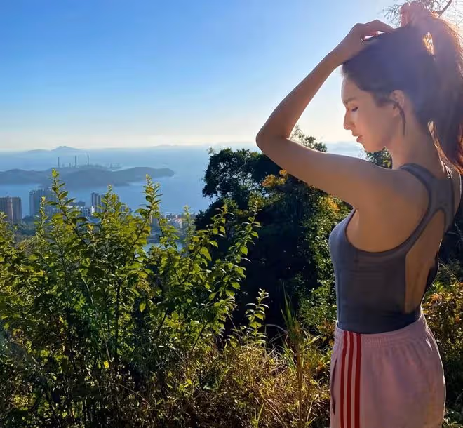 33歲港姐何傲兒秀身材!凹凸有致曲線完美,曾與大51歲富豪傳緋聞