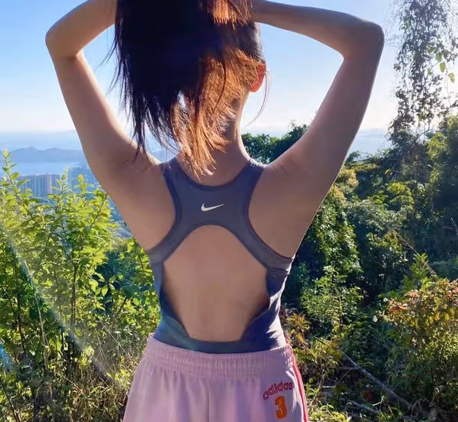 33歲港姐何傲兒秀身材!凹凸有致曲線完美,曾與大51歲富豪傳緋聞