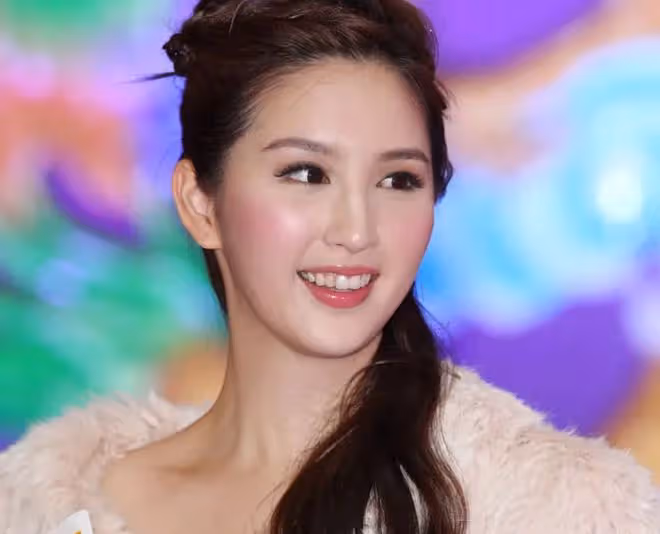 33歲港姐何傲兒秀身材!凹凸有致曲線完美,曾與大51歲富豪傳緋聞