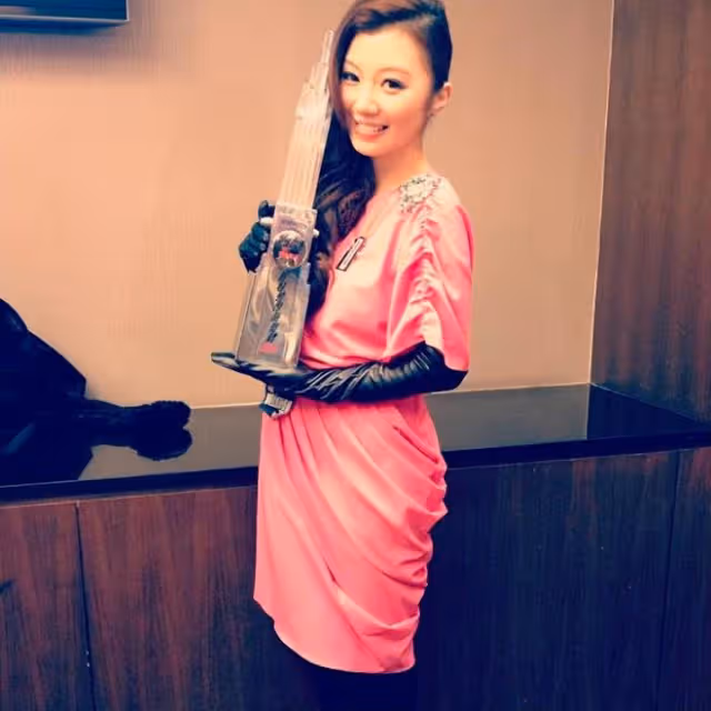 37歲港星轉行當房產中介,穿浴袍躺浴缸賣房顯不雅,遭批有失形象