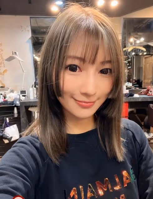 37歲港星轉行當房產中介,穿浴袍躺浴缸賣房顯不雅,遭批有失形象