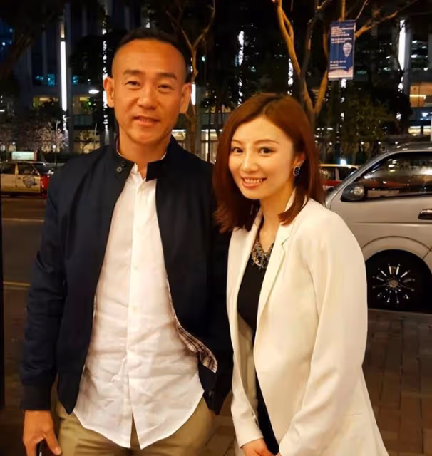 37歲港星轉行當房產中介,穿浴袍躺浴缸賣房顯不雅,遭批有失形象