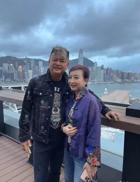 恭喜!知名港星與妻子慶祝結婚43周年,溫拿樂隊成員送萬元大禮