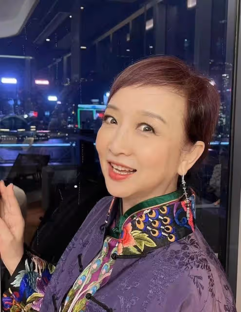 恭喜!知名港星與妻子慶祝結婚43周年,溫拿樂隊成員送萬元大禮