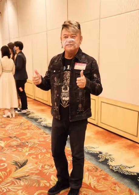 恭喜!知名港星與妻子慶祝結婚43周年,溫拿樂隊成員送萬元大禮