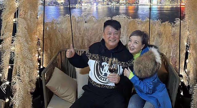 恭喜!知名港星與妻子慶祝結婚43周年,溫拿樂隊成員送萬元大禮