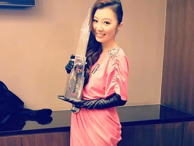香港歌手做地產中介!穿浴袍躺在浴缸里賣房,遭抨擊故意出賣色相