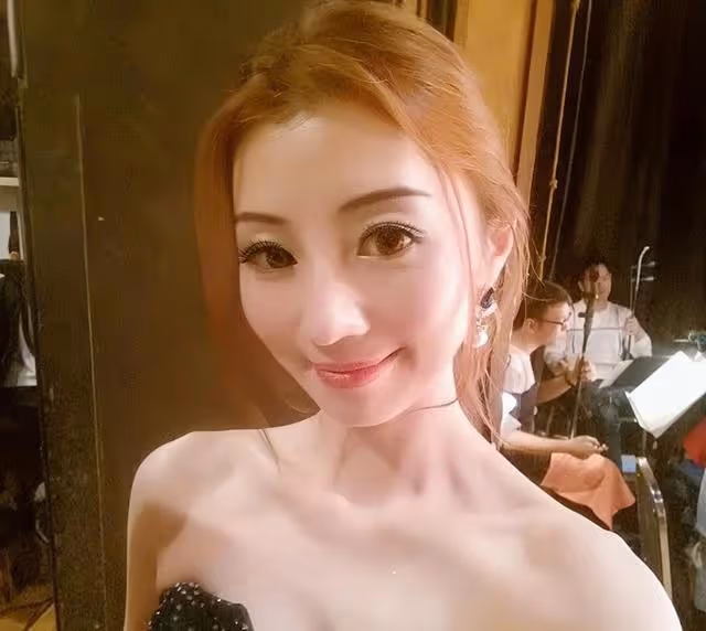 香港歌手做地產中介!穿浴袍躺在浴缸里賣房,遭抨擊故意出賣色相