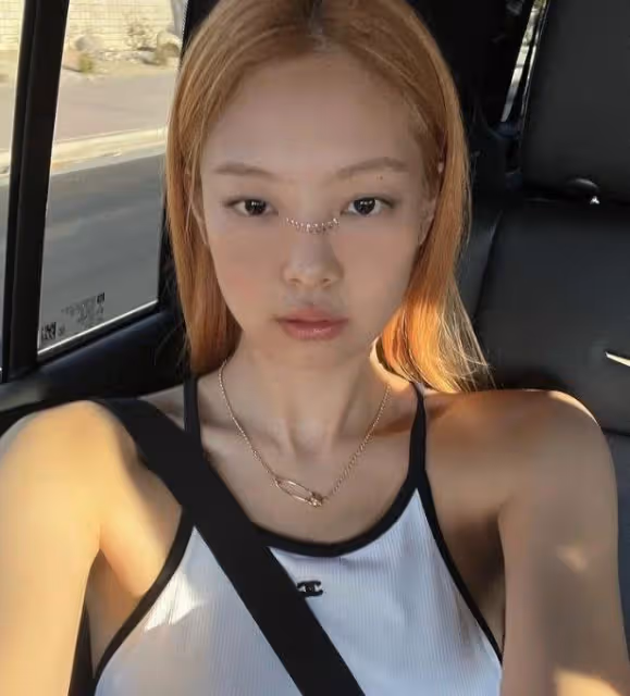 Jennie被爆與V的合照,親密姿勢疑似在戀愛,傳聞男友都是天王級