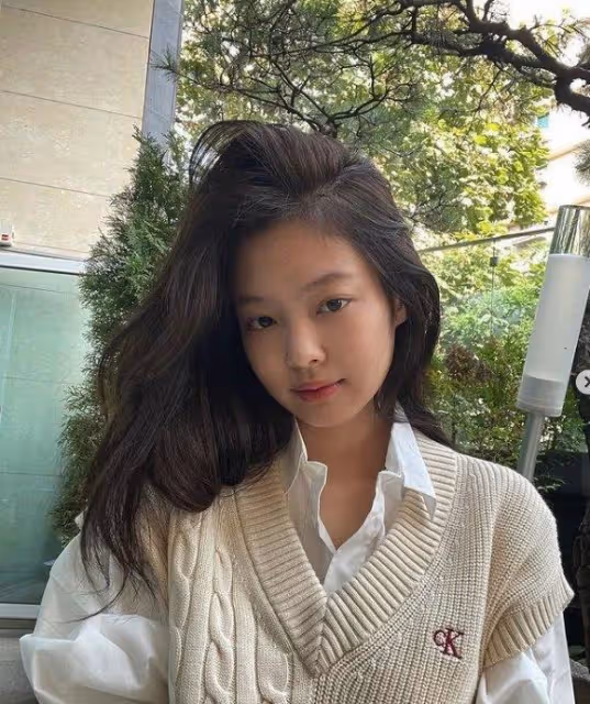 Jennie被爆與V的合照,親密姿勢疑似在戀愛,傳聞男友都是天王級