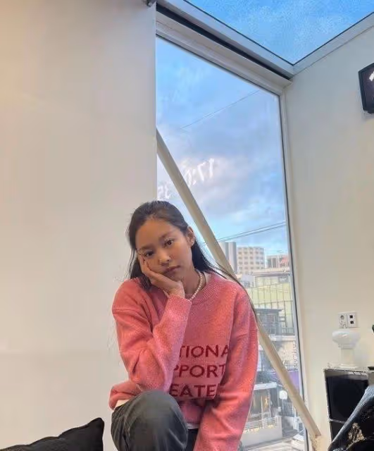 Jennie被爆與V的合照,親密姿勢疑似在戀愛,傳聞男友都是天王級