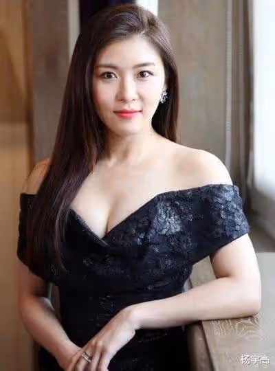 還記得《色即是空》的女主嗎？如今年過40，依舊韻味十足