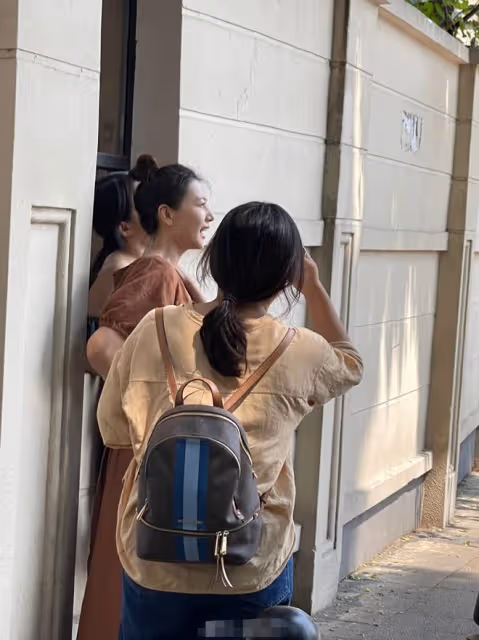 42歲高圓圓被偶遇太驚艷!素顏露麵皮膚白皙透粉,放聲大笑沒架子