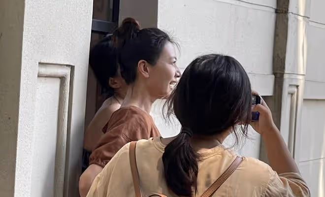 42歲高圓圓被偶遇太驚艷!素顏露麵皮膚白皙透粉,放聲大笑沒架子