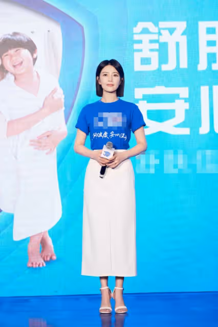 42歲高圓圓被偶遇太驚艷!素顏露麵皮膚白皙透粉,放聲大笑沒架子