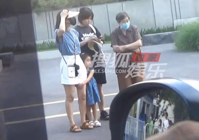 42歲高圓圓被偶遇太驚艷!素顏露麵皮膚白皙透粉,放聲大笑沒架子