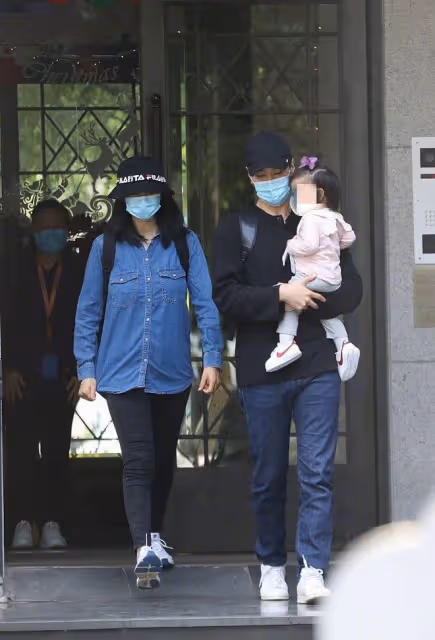 42歲高圓圓被偶遇太驚艷!素顏露麵皮膚白皙透粉,放聲大笑沒架子