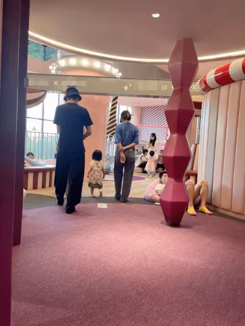 張若昀唐藝昕帶娃罕被拍!2歲女兒穿旗袍軟萌可愛,爸爸全程抱娃