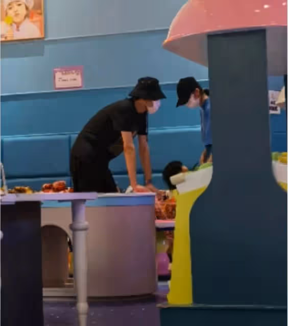 張若昀唐藝昕帶娃罕被拍!2歲女兒穿旗袍軟萌可愛,爸爸全程抱娃