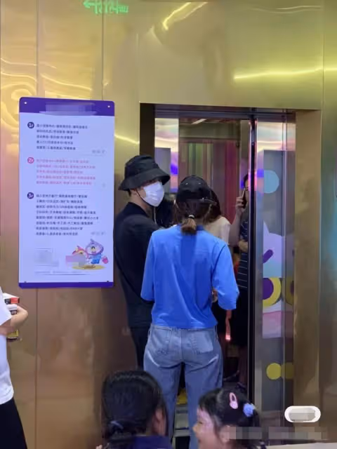 張若昀唐藝昕帶娃罕被拍!2歲女兒穿旗袍軟萌可愛,爸爸全程抱娃