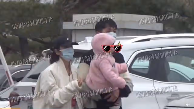 張若昀唐藝昕帶娃罕被拍!2歲女兒穿旗袍軟萌可愛,爸爸全程抱娃
