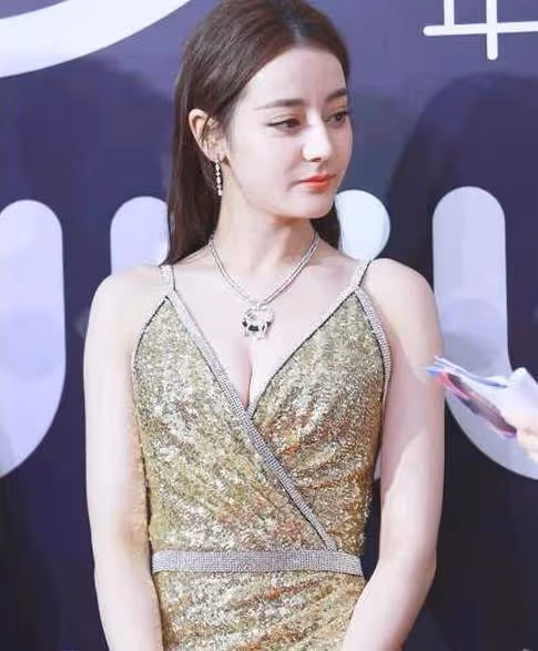盤點女星素顏:佟麗婭:我卸妝了,熱巴:我也卸妝了,看完baby後,網友:簡直不敢認
