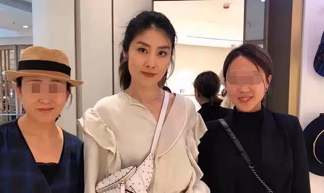 陳慧琳現身小餐館，和陌生人拼桌絲毫不怕，捐50所學校從不張揚，網贊：低調行善好榜樣.