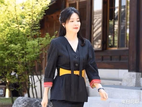 她16年前風靡亞洲，38歲嫁富豪生龍鳳胎，今49歲依舊時尚猶存