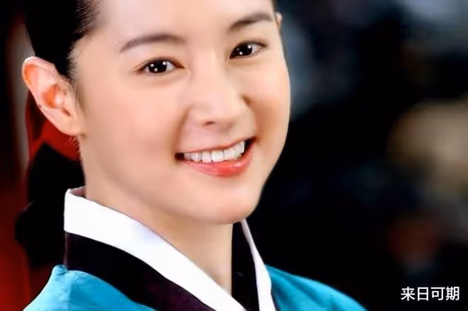 她16年前風靡亞洲，38歲嫁富豪生龍鳳胎，今49歲依舊時尚猶存