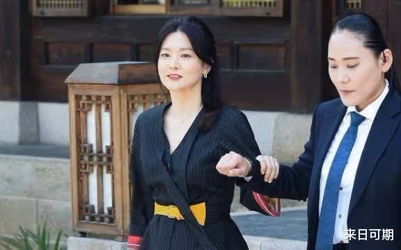 她16年前風靡亞洲，38歲嫁富豪生龍鳳胎，今49歲依舊時尚猶存