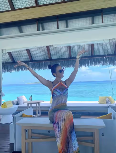 47歲李玟穿漁網裙秀絕美身材,滿手金表好貴氣,曲線誘人姿勢嫵媚