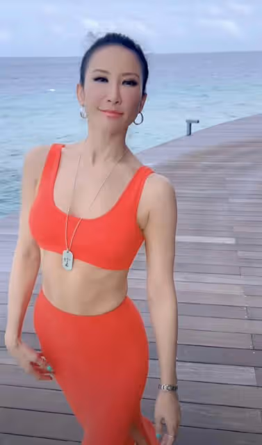 47歲李玟穿漁網裙秀絕美身材,滿手金表好貴氣,曲線誘人姿勢嫵媚