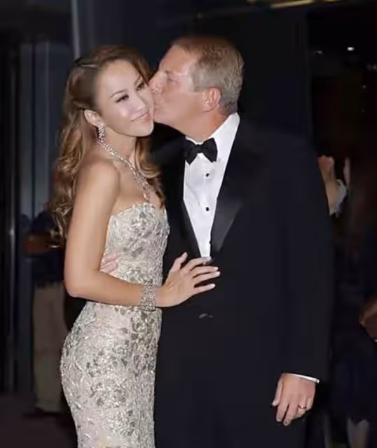 47歲李玟穿漁網裙秀絕美身材,滿手金表好貴氣,曲線誘人姿勢嫵媚