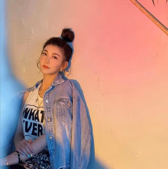 38歲知名港星出席活動,穿緊身裙小肚腩盡顯,被嘲笑是街頭賣藝