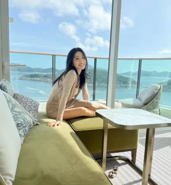 好嗨!香港瑜伽女神與閨蜜夜蒲狂歡,貼身連衣裙秀凹凸有致好身材