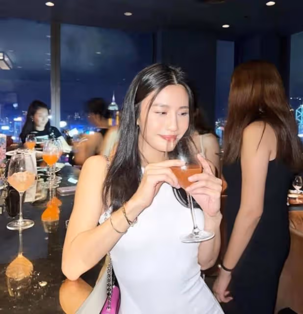 好嗨!香港瑜伽女神與閨蜜夜蒲狂歡,貼身連衣裙秀凹凸有致好身材