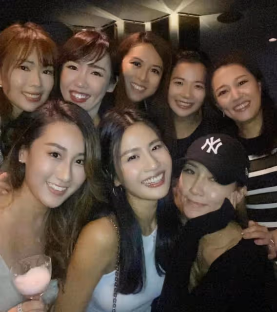 好嗨!香港瑜伽女神與閨蜜夜蒲狂歡,貼身連衣裙秀凹凸有致好身材