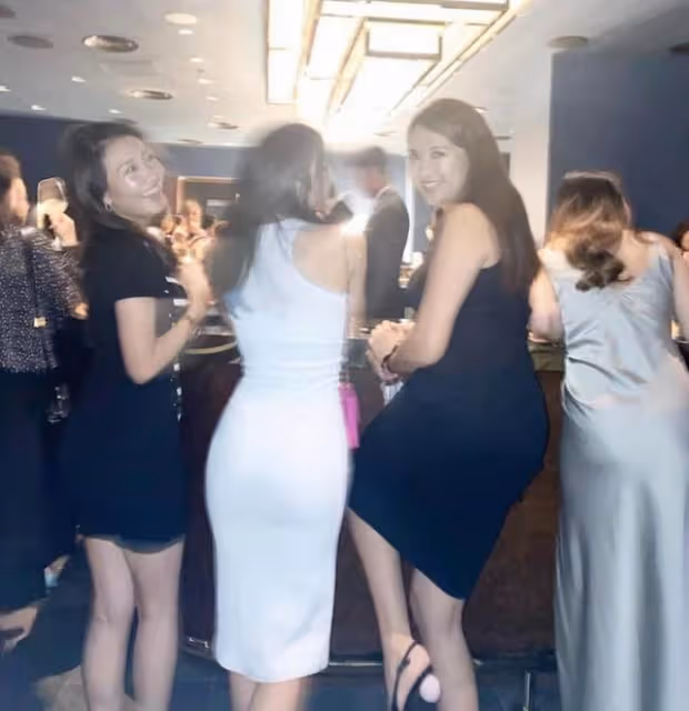 好嗨!香港瑜伽女神與閨蜜夜蒲狂歡,貼身連衣裙秀凹凸有致好身材