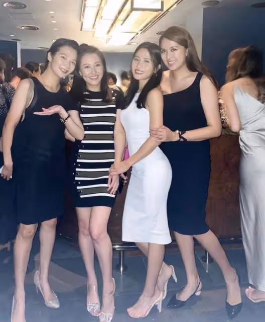 好嗨!香港瑜伽女神與閨蜜夜蒲狂歡,貼身連衣裙秀凹凸有致好身材