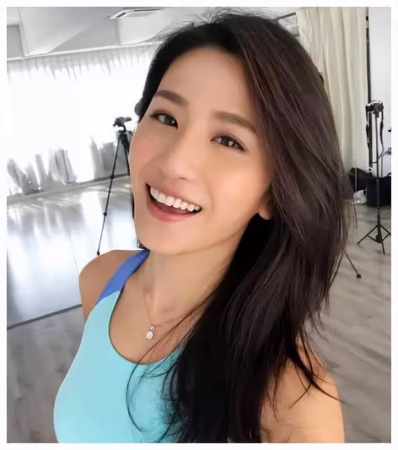 好嗨!香港瑜伽女神與閨蜜夜蒲狂歡,貼身連衣裙秀凹凸有致好身材