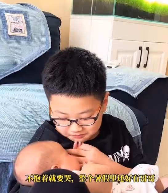 女子曬兒子照顧妹妹日常,「餵奶哄睡陪玩」一樣也不落,網羨慕:我家的都是戰爭!