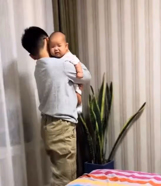 女子曬兒子照顧妹妹日常,「餵奶哄睡陪玩」一樣也不落,網羨慕:我家的都是戰爭!