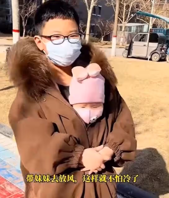 女子曬兒子照顧妹妹日常,「餵奶哄睡陪玩」一樣也不落,網羨慕:我家的都是戰爭!