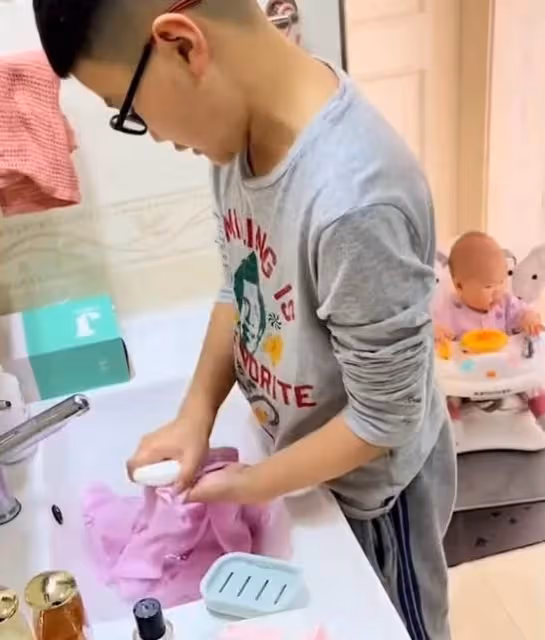 女子曬兒子照顧妹妹日常,「餵奶哄睡陪玩」一樣也不落,網羨慕:我家的都是戰爭!