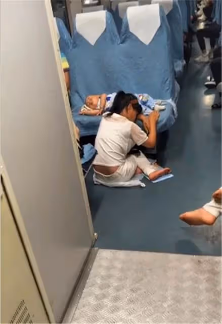 獨自帶娃出門的年輕媽媽走紅!火車上孩子睡著後,媽媽趴在地上守護,網友:唯有母愛能如此