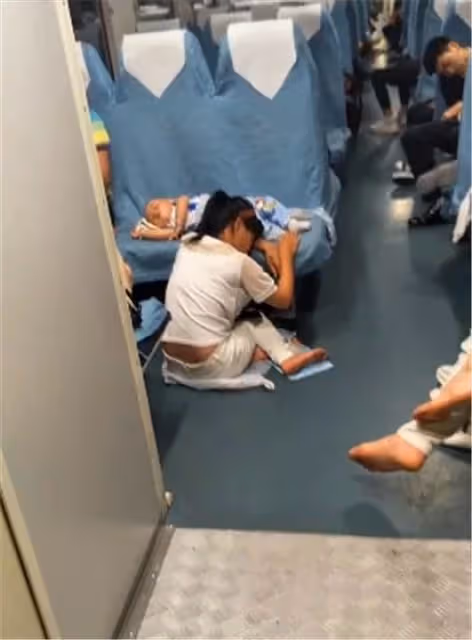 獨自帶娃出門的年輕媽媽走紅!火車上孩子睡著後,媽媽趴在地上守護,網友:唯有母愛能如此