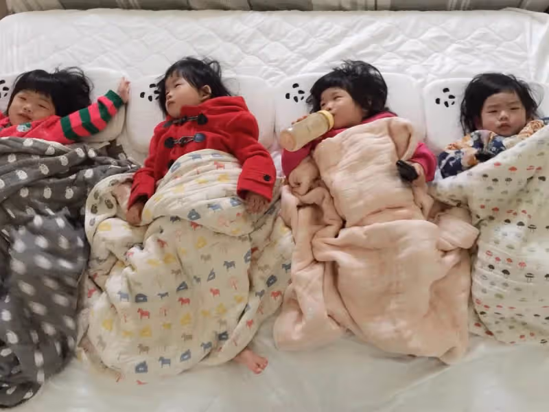 一次懷4胎!醫生搖頭「選2個拿掉」媽堅持全生,產後生活曝光「忙翻天卻笑容滿面」:最感謝老公